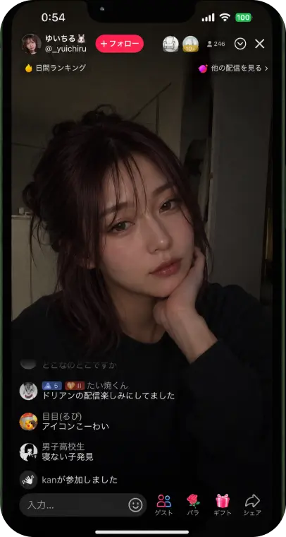 TikTokライブで夜の雑談配信を行う女性ライバー